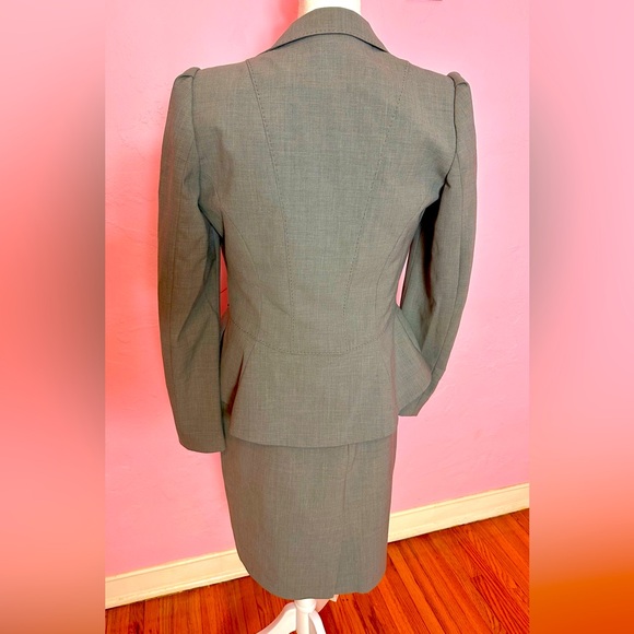 Anne Klein Suit, Size 4, Very Good Preowned Condition, Gray, Fully Lined - Picture 7 of 8